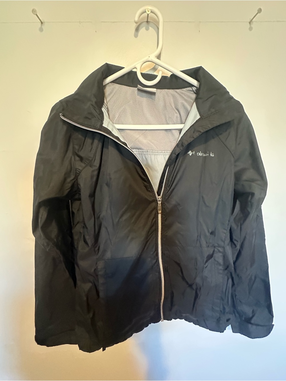 Columbia Women's Black Lightweight Full-Zip Windbreaker